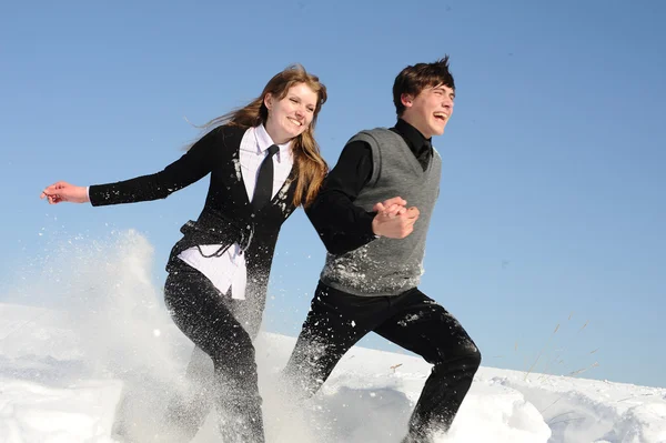 Два підлітки через снігопад — стокове фото