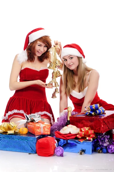 在圣诞衣服的两个漂亮女人 — 图库照片