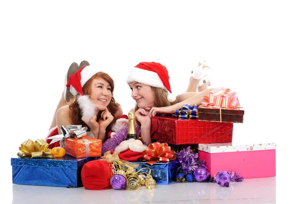 क्रिसमस कपड़े में दो सुंदर महिलाओं — स्टॉक फ़ोटो, इमेज