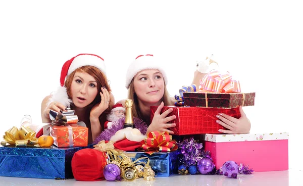 Zwei hübsche Frauen in Weihnachtskleidung liegen auf weißem Boden — Stockfoto