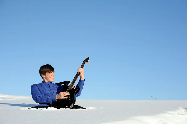 Jeune adolescent actif avec guitare — Photo