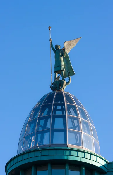 Skulptur på en kupol — Stockfoto