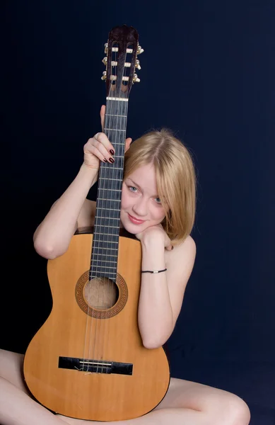 Bir gitar ile sarışın — Stok fotoğraf