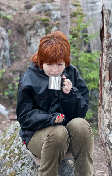 Horký čaj v lese — Stock fotografie