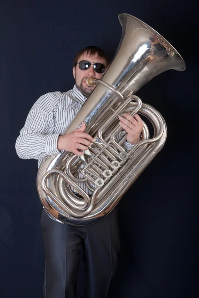 Hombre tocando una tuba — Foto de Stock