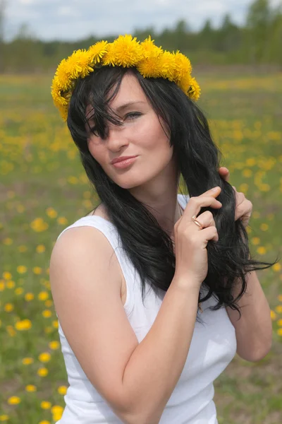 タンポポから花輪の女の子 — ストック写真