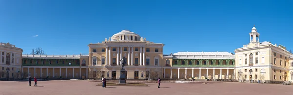 Palacio en la ciudad de Pavlovsk — Foto de Stock