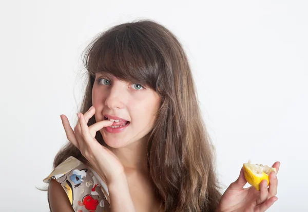 La fille mange un citron — Photo