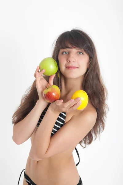 Menina de biquíni com frutas — Fotografia de Stock