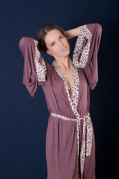 Meisje in een badjas — Stockfoto
