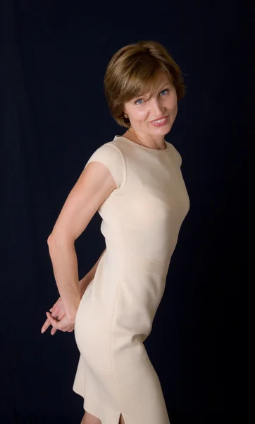 베이지색 드레스 여자 — 스톡 사진
