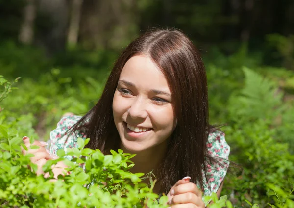 Девушка в летнем лесу — стоковое фото