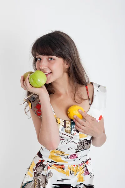 Menina com fruta — Fotografia de Stock