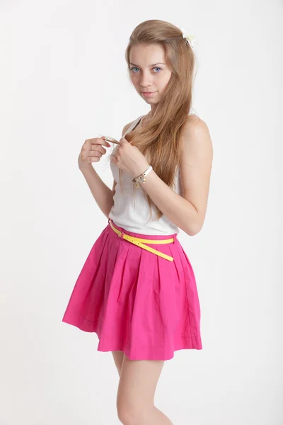 Rubia en una falda rosa — Foto de Stock