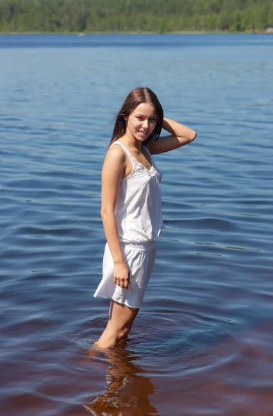 Chica en el agua del lago de madera —  Fotos de Stock