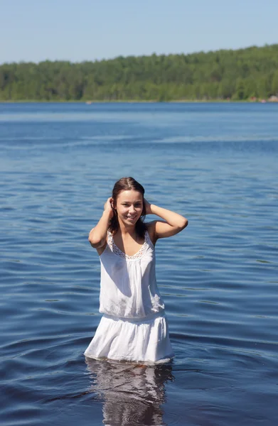 Chica en el agua del lago de madera — Foto de Stock