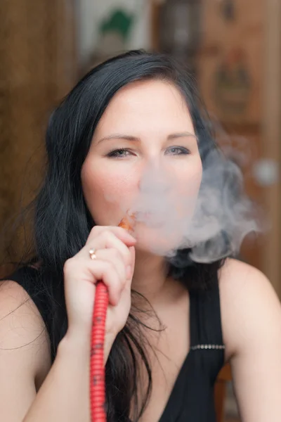 Κορίτσι κάπνισμα ένα ναργιλέ — Φωτογραφία Αρχείου