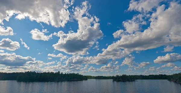 Nubes sobre el lago de madera —  Fotos de Stock
