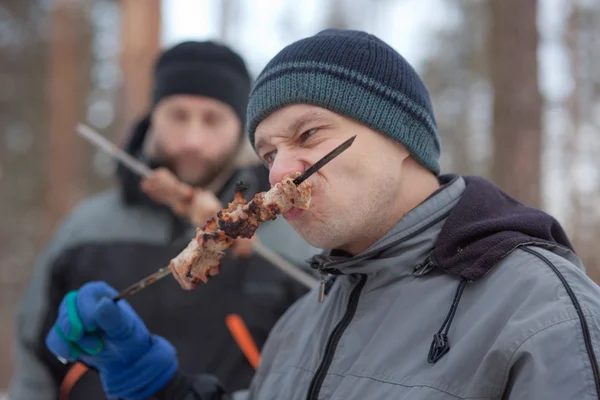 Män äter en shish kebab — Stockfoto