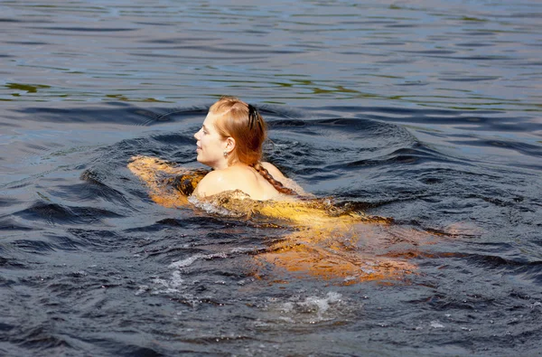 The girl swims — Stock Photo, Image