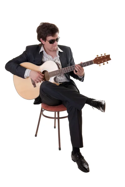 Hudebník s akustickou kytaru — Stock fotografie