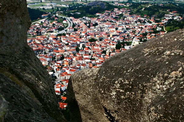 Καλαμπάκα πόλη κάτω από τα βράχια, Μετέωρα, Ελλάδα — Φωτογραφία Αρχείου