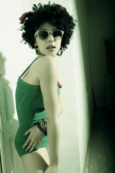 Güzel bir genç seksi kadın güneş gözlüğü takmış moda portre. — Stok fotoğraf