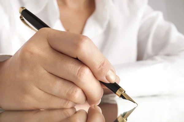 Bizneswoman pisząca długopisem — Zdjęcie stockowe