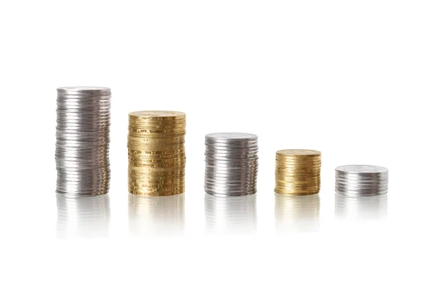 Diagrama de moedas com reflexão isolada sobre branco — Fotografia de Stock