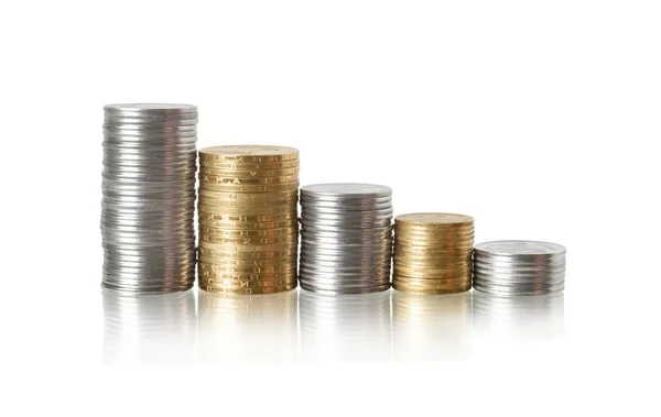 Diagrama de moedas com reflexão isolada sobre branco — Fotografia de Stock