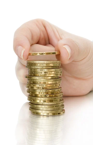 Stack av mynt och mynt i finger med eftertanke — Stockfoto