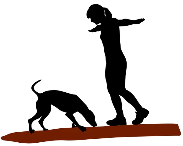 Женщина и собака на бревне — стоковое фото