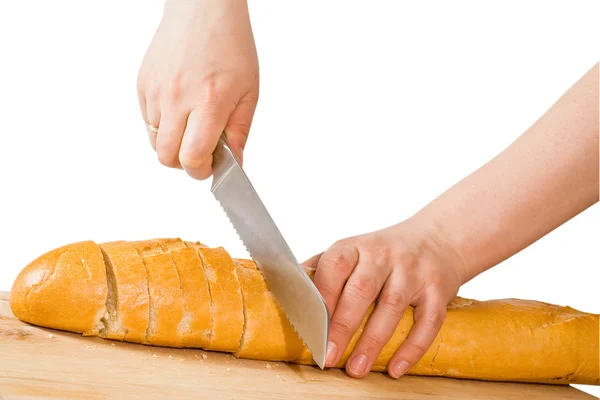 Tangan memotong roti — Stok Foto