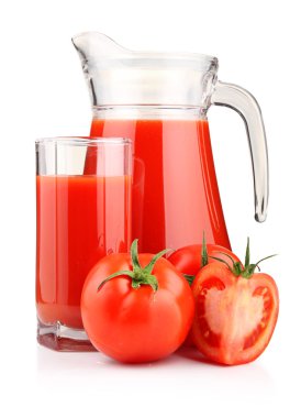 sürahi, bardak domates suyu ve meyve ile yeşil izole bırakır