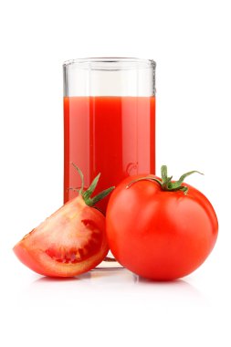 domates suyu ve meyve ile yeşil cam izole bırakır
