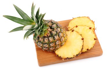 Olgun ananas meyve izole dilimleri ile