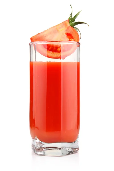玻璃的番茄汁和水果与绿色叶子孤立 — 图库照片