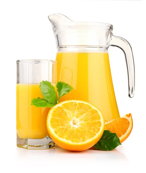 주전자, 유리 오렌지 주스와 오렌지 과일 녹색 단풍 나 — 스톡 사진