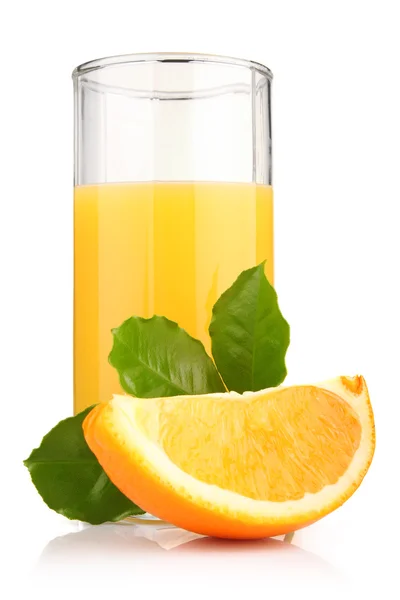 Glas sinaasappelsap en oranje vruchten met groene bladeren isolat — Stockfoto