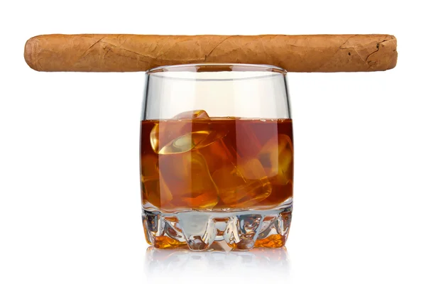Bardak viski buz küpleri ve havana purosu izole — Stok fotoğraf