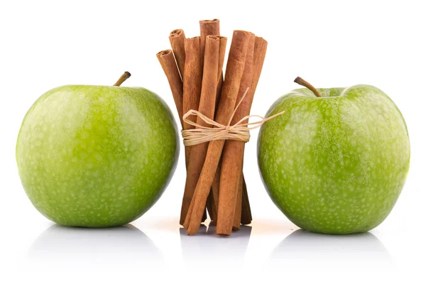 Стиглі зелені яблука з паличками кориці ізольовані — стокове фото