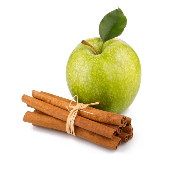 Reifer grüner Apfel mit Zimtstangen isoliert — Stockfoto