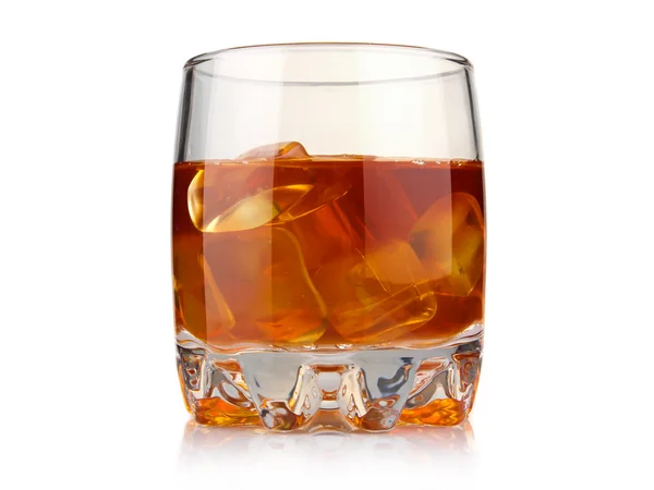Bicchiere di whisky con cubetto di ghiaccio isolato su bianco — Foto Stock
