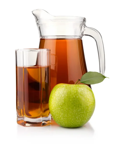 Κανάτα και ποτήρι χυμό πράσινου μήλου με φρούτα που έχουν απομονωθεί — Φωτογραφία Αρχείου