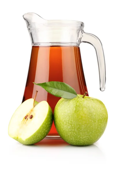Kannan och glas grönt äpplejuice med frukt isolerade — Stockfoto