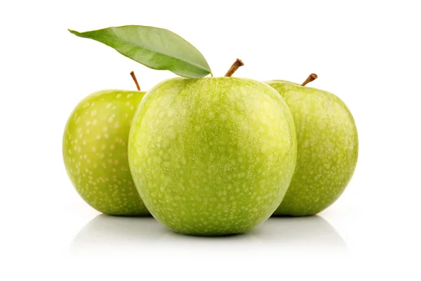 Drie groene appel vruchten met blad geïsoleerd op wit — Stockfoto
