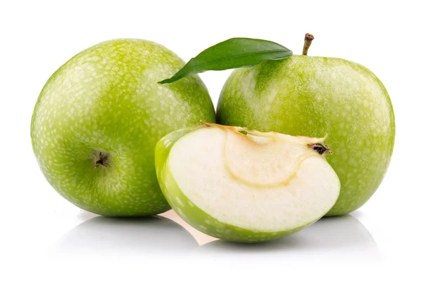 Rijpe groene appel met plakjes geïsoleerd op wit — Stockfoto