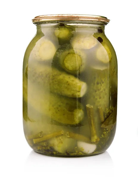 Glazen pot van bewaarde komkommers geïsoleerd — Stockfoto
