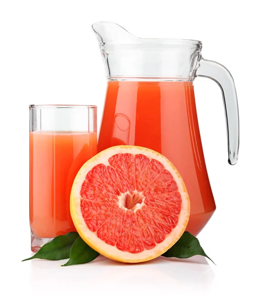 全玻璃和水罐的葡萄柚汁和孤立的水果 — 图库照片