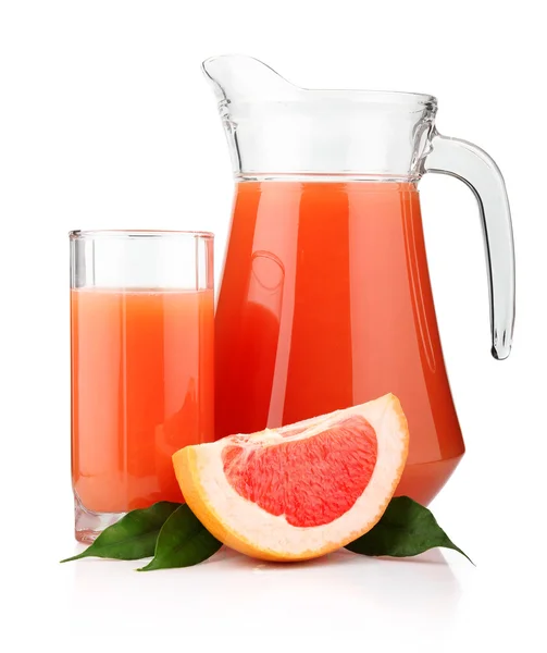 全玻璃和水罐的葡萄柚汁和孤立的水果 — 图库照片